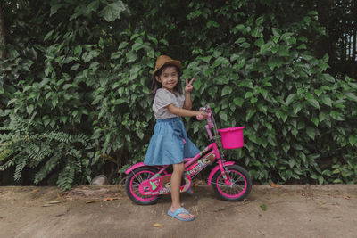 Portrait of a smiling girl with bicycle