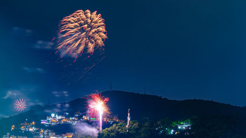 Images with new year's, réveillon, fireworks exploding in the sky in niterói, rio de janeiro, brazil