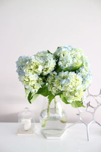 Close-up of white roses in vase on table