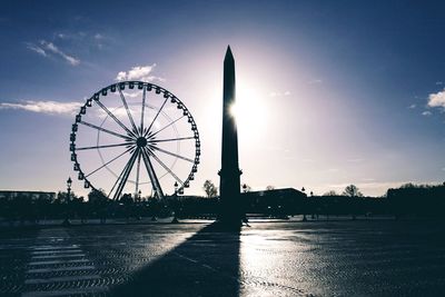 Monument and ferris wheel at dusk