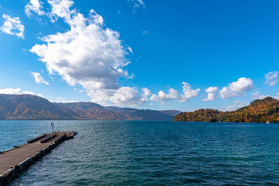  lake towada lakeside pier in autumn. towada hachimantai national park, aomori prefecture, japan