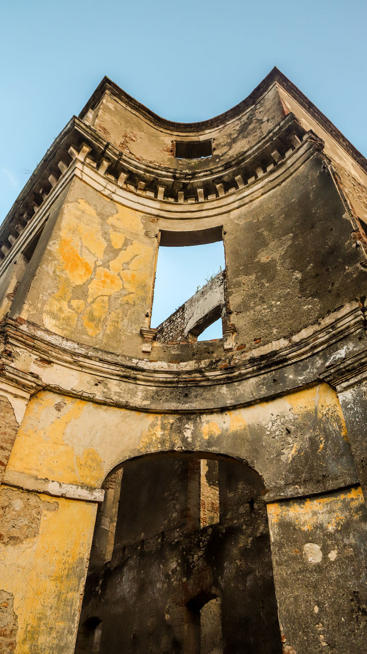 LOW ANGLE VIEW OF OLD BUILDING