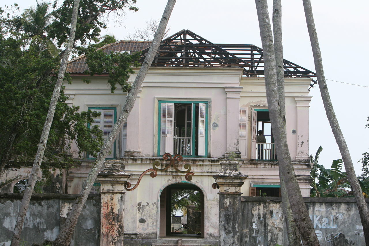 LOW ANGLE VIEW OF OLD BUILDING