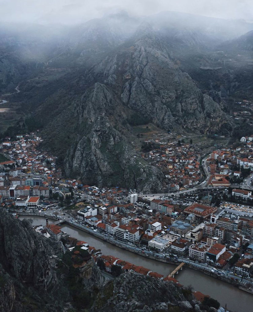 HIGH ANGLE VIEW OF TOWNSCAPE AGAINST MOUNTAINS