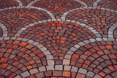 Porphyry and granite cobblestones in a fish scale bond as road surface