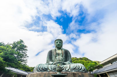 Statue against sky