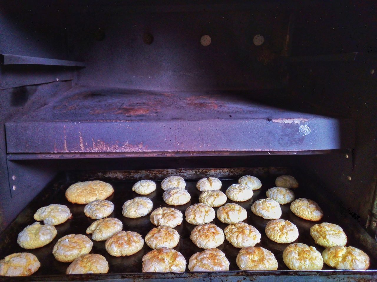 HIGH ANGLE VIEW OF FOOD ON DISPLAY