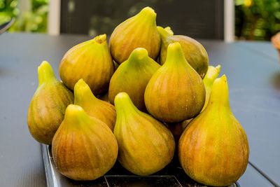 Fresh figs are weighed and made into jam