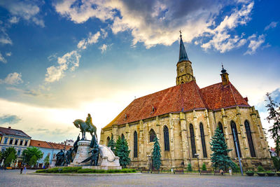 Statue of historic temple against sky