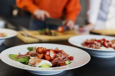 Salad with parma ham and strawberries