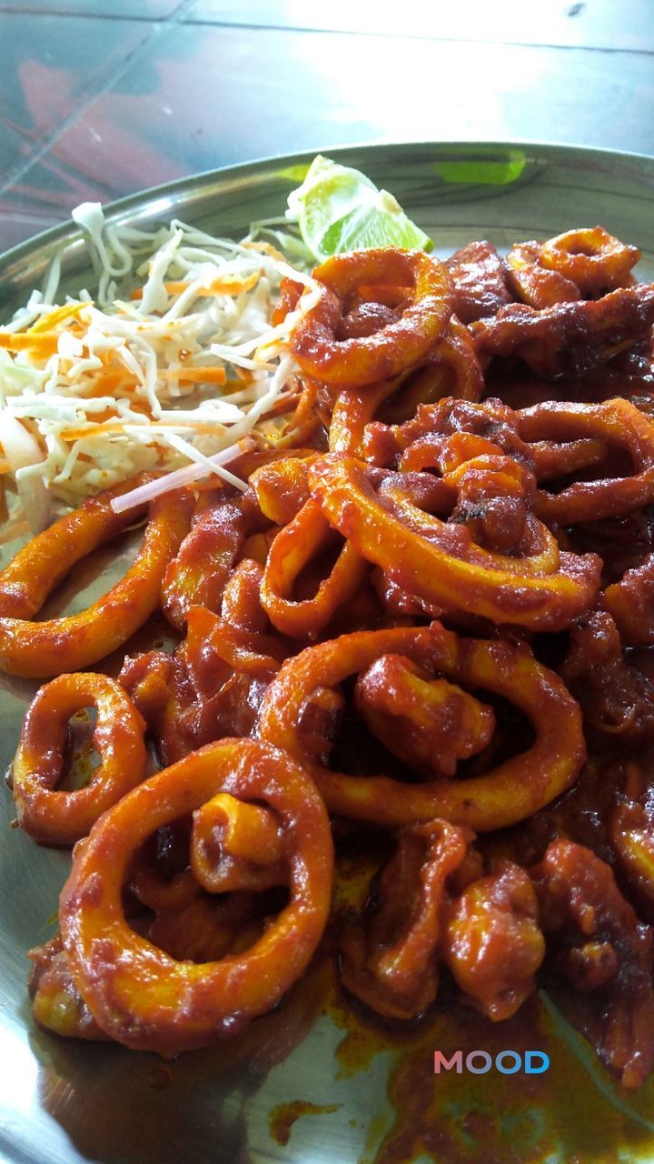 HIGH ANGLE VIEW OF FOOD IN PLATE