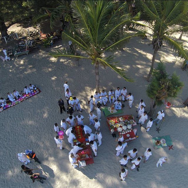 large group of people, high angle view, lifestyles, leisure activity, men, person, tree, mixed age range, crowd, togetherness, street, enjoyment, outdoors, celebration, day, sitting, fun, transportation, medium group of people