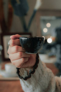 Black coffee mugs come in christmas tones.