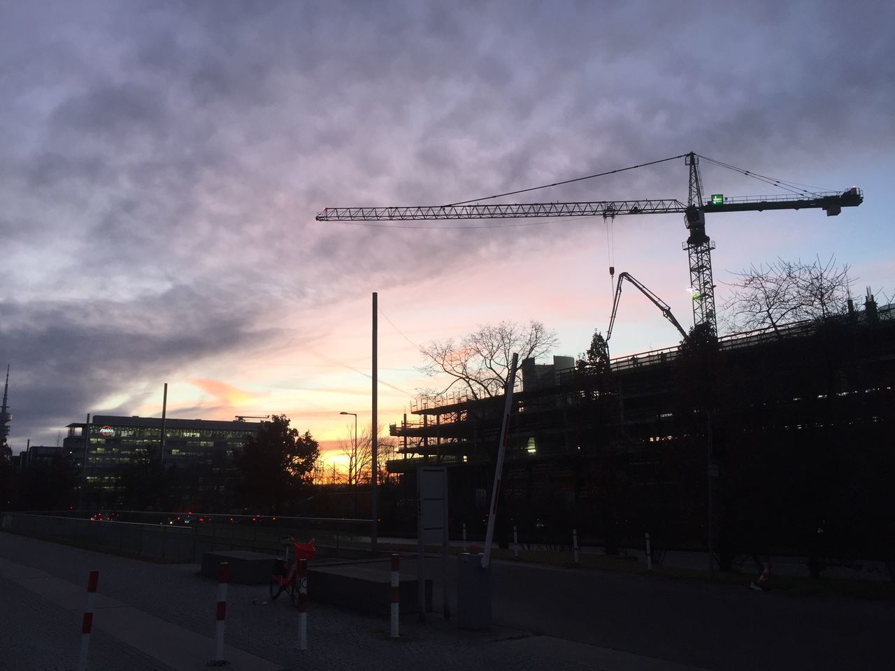 SILHOUETTE CRANES AT CONSTRUCTION SITE AGAINST SKY