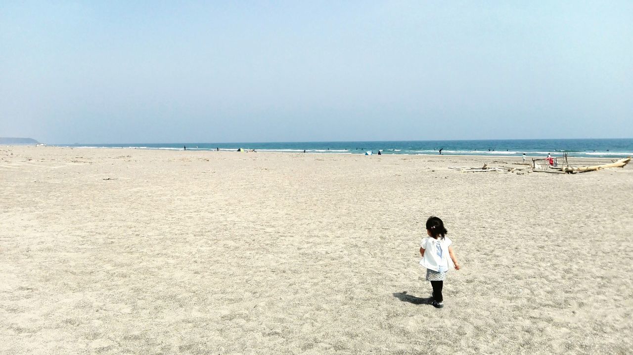 beach, sea, horizon over water, shore, sand, leisure activity, lifestyles, water, vacations, clear sky, person, full length, copy space, walking, rear view, men, summer, day, nature