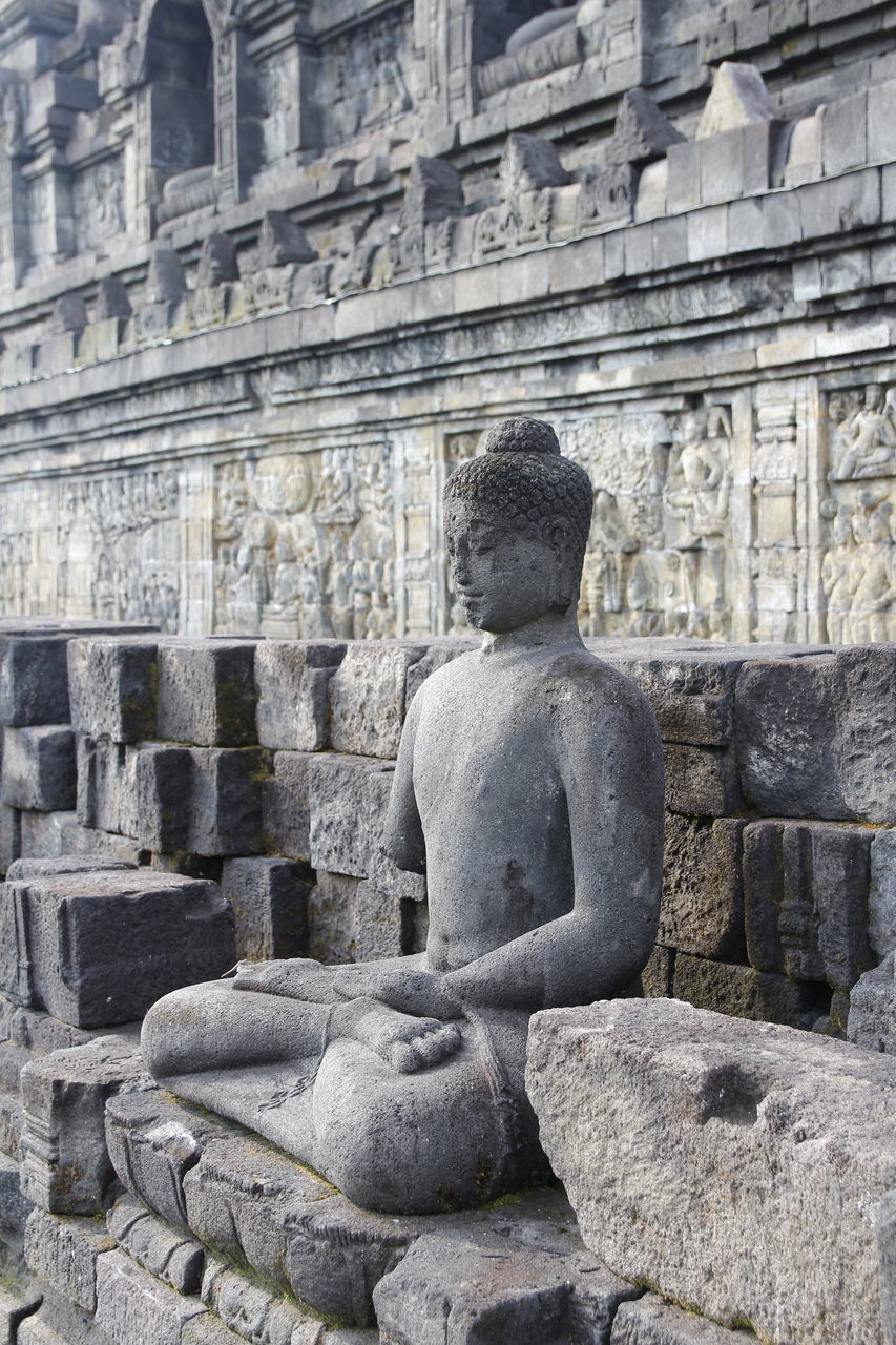 STATUE AGAINST HISTORIC BUILDINGS