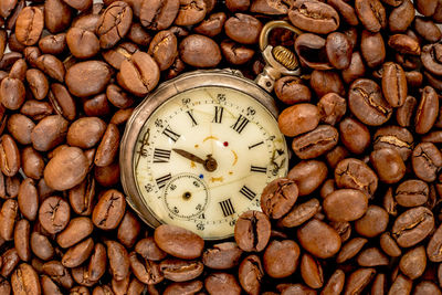 Coffee time vintage decayed pocket watch with roasted coffee beans