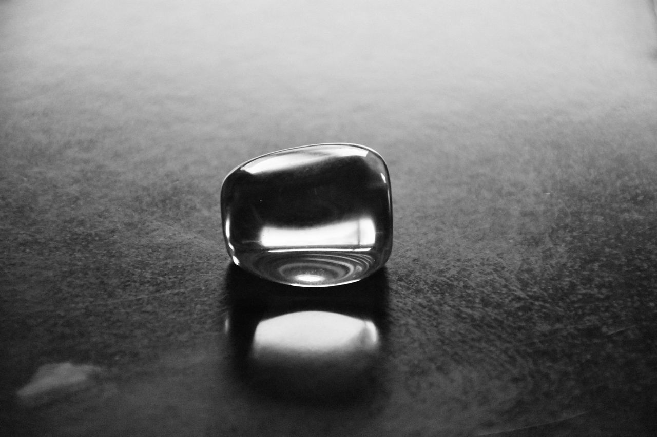 HIGH ANGLE VIEW OF GLASS ON TABLE