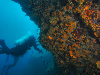 Underwater wall diving