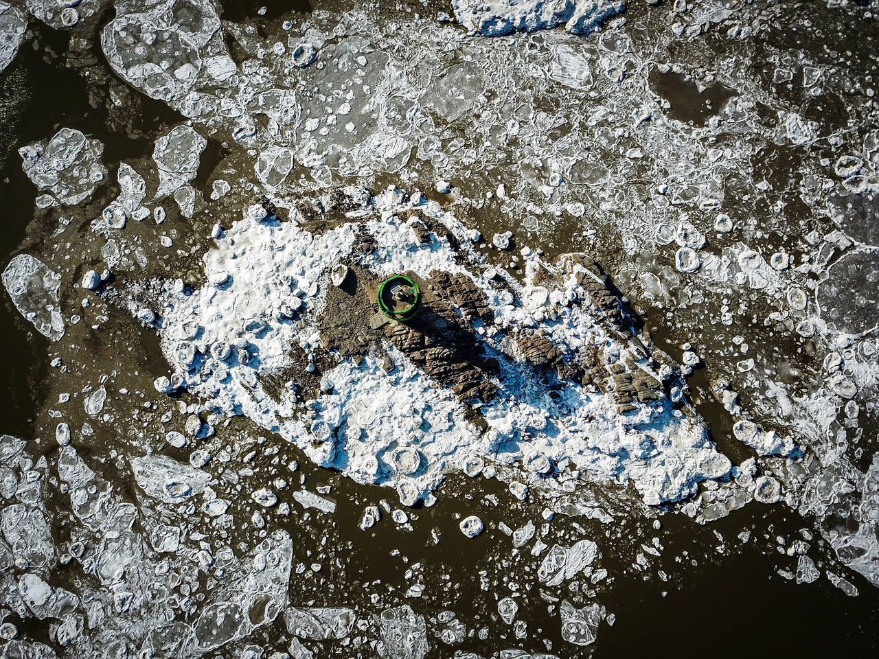 HIGH ANGLE VIEW OF TURTLE IN WATER