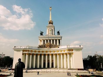 Statue of historical building against cloudy sky