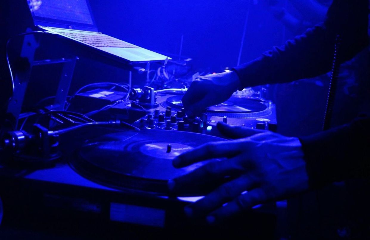 CLOSE-UP OF MAN HAND ON STAGE