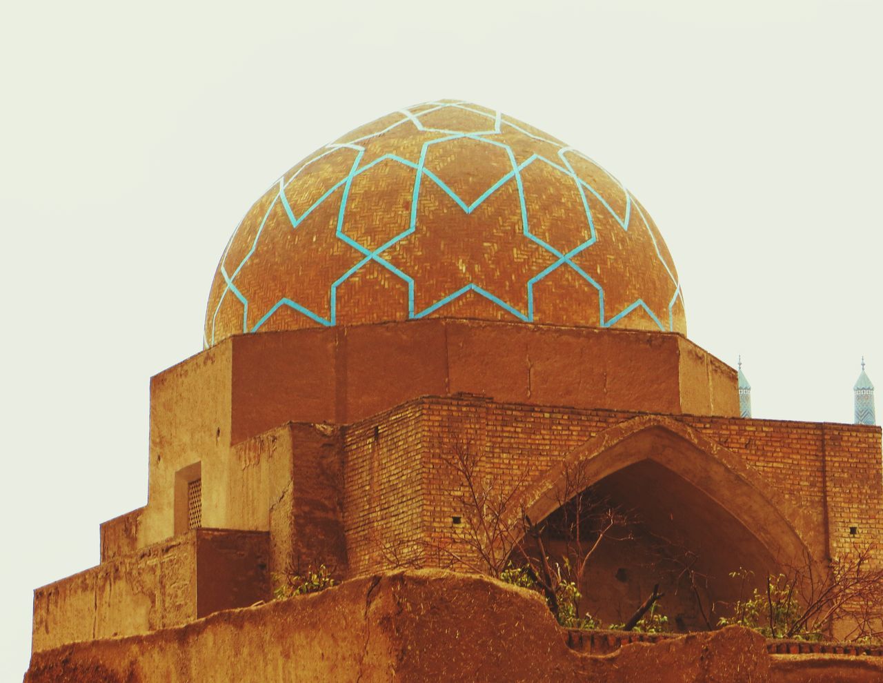 architecture, built structure, building exterior, clear sky, low angle view, copy space, old, history, building, outdoors, arch, day, brick wall, no people, tower, architectural feature, pattern, sky, damaged, abandoned