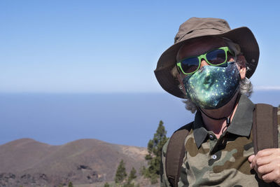 Portrait of man wearing sunglasses against sky