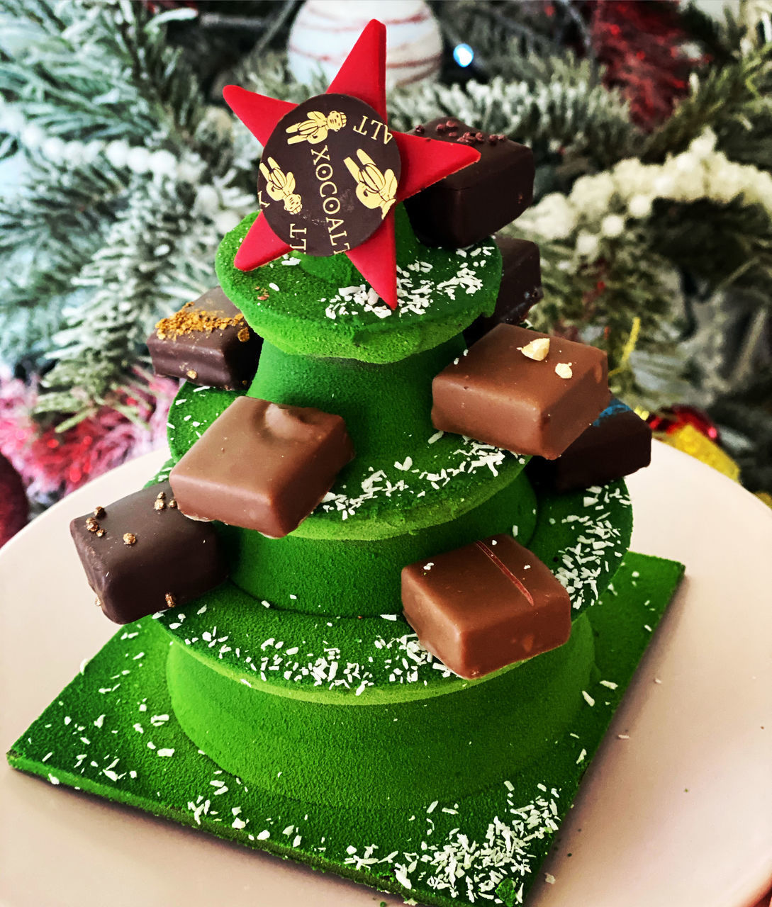 CLOSE-UP OF CHRISTMAS DECORATIONS ON TABLE