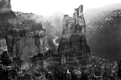 Montagna fotografata in bianco e nero 