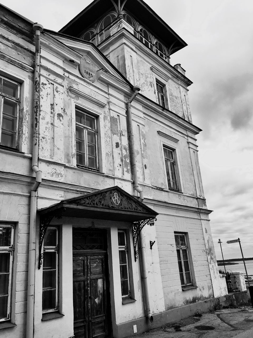 building exterior, architecture, built structure, window, outdoors, low angle view, no people, facade, day, sky, clock, pediment