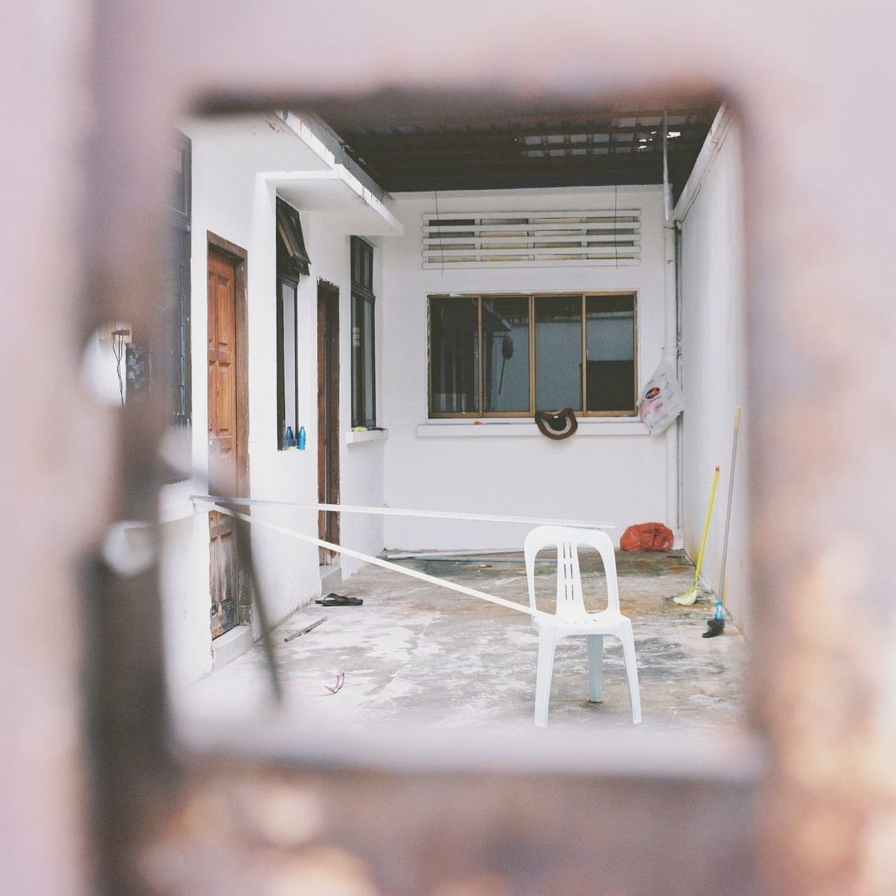 architecture, built structure, building exterior, building, no people, day, window, selective focus, house, door, entrance, focus on background, outdoors, residential district, nature, empty, absence, white color, seat