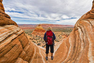 Usa, arizona, page, paria canyon, vermillion cliffs wilderness, coyote buttes, tourist enjoying the view on red stone pyramids and buttes