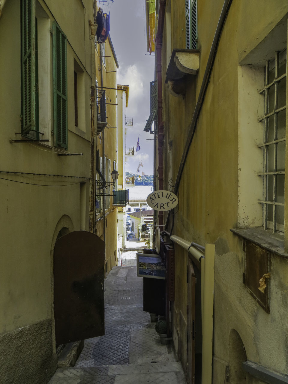 EMPTY ALLEY AMIDST BUILDINGS IN TOWN