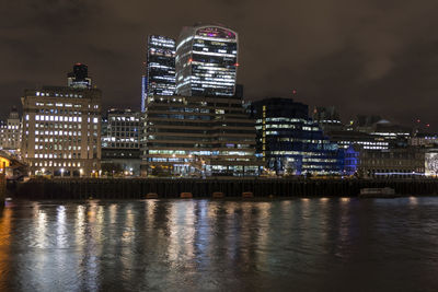 Night photo of the slyline of london with illuminated skyscrapers