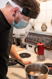 Man boiling eggs at home