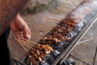 The seller is grilled satay. 