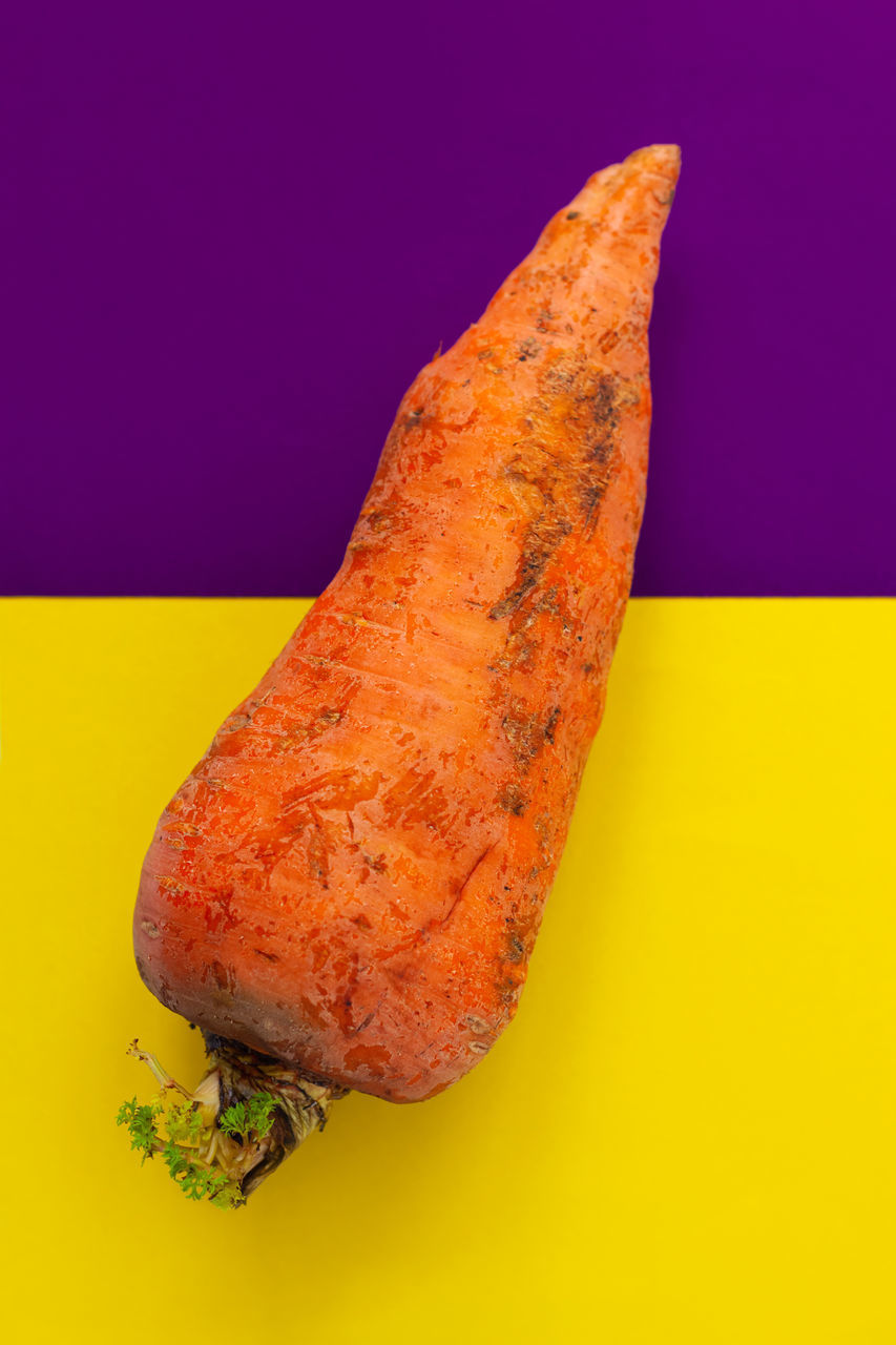 HIGH ANGLE VIEW OF ORANGE ON TABLE