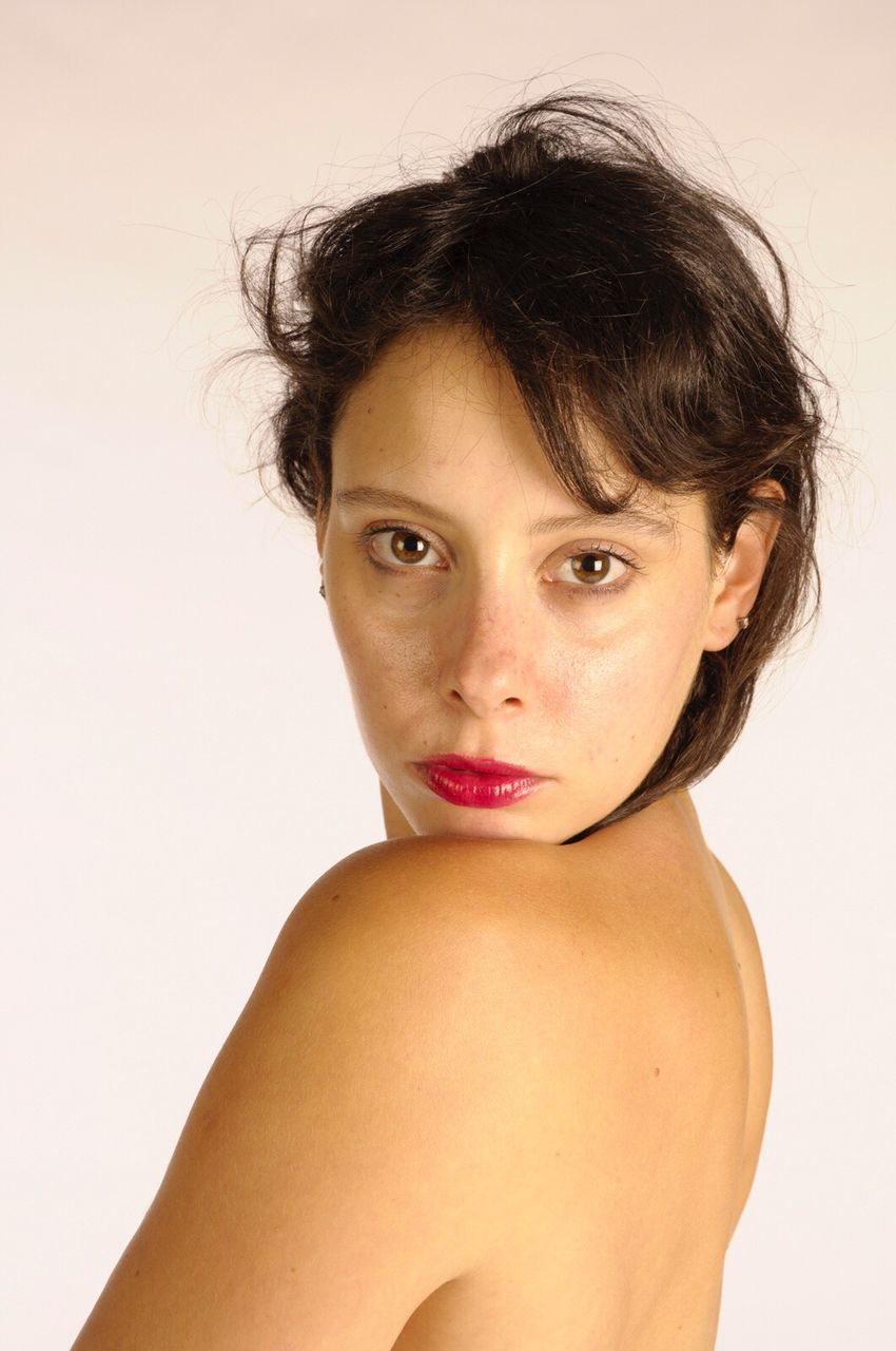 CLOSE-UP PORTRAIT OF SHIRTLESS YOUNG WOMAN