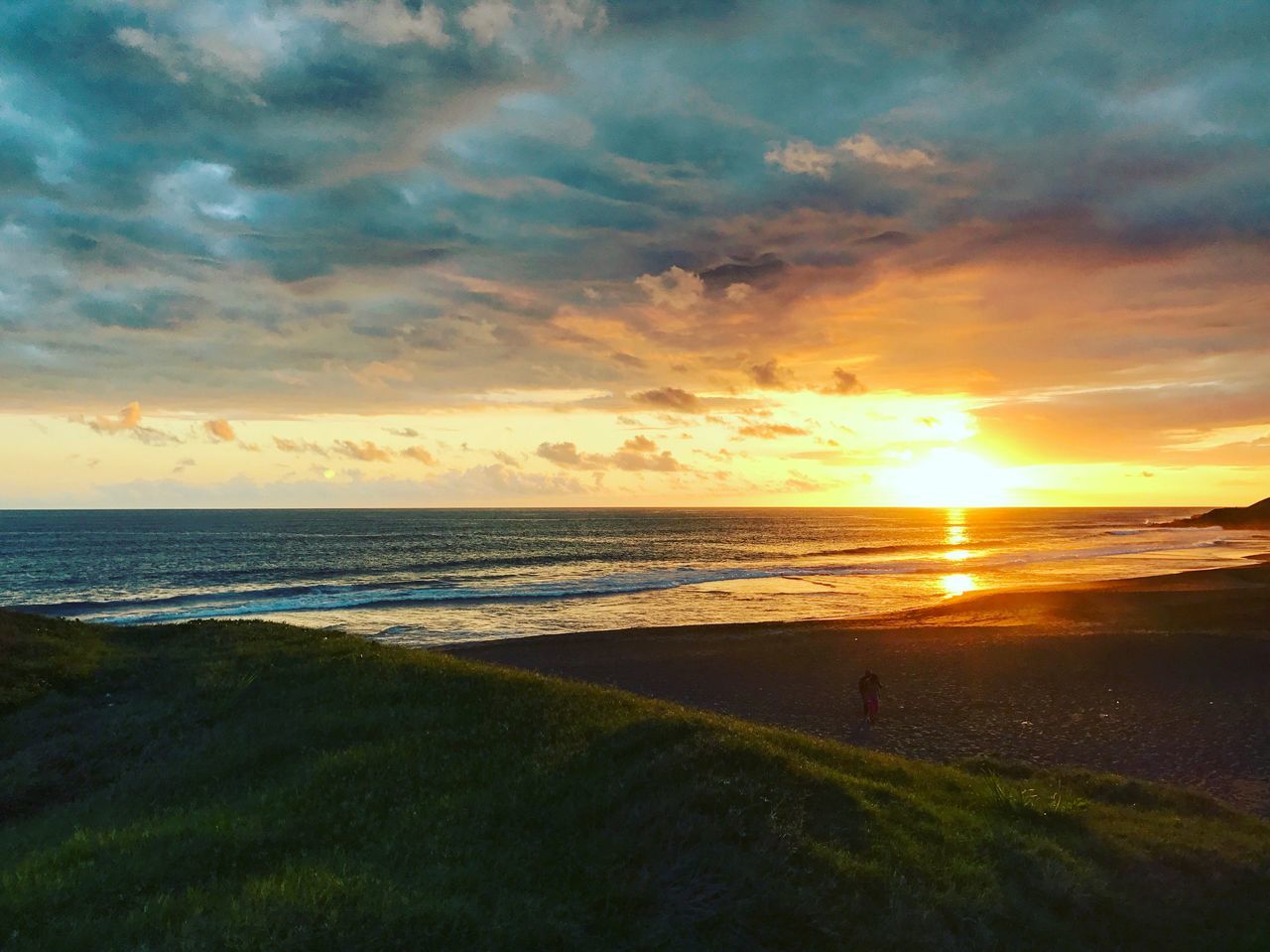 SCENIC VIEW OF SUNSET OVER SEA