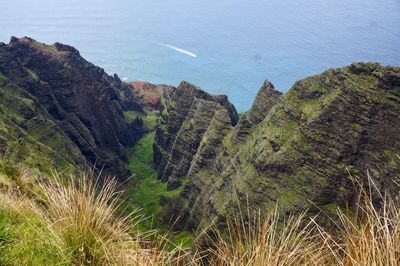 High angle view of sea and mountains on an hawaiian coastline