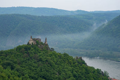 The varied route over the vogelbergsteig to the historic dürnstein castle.