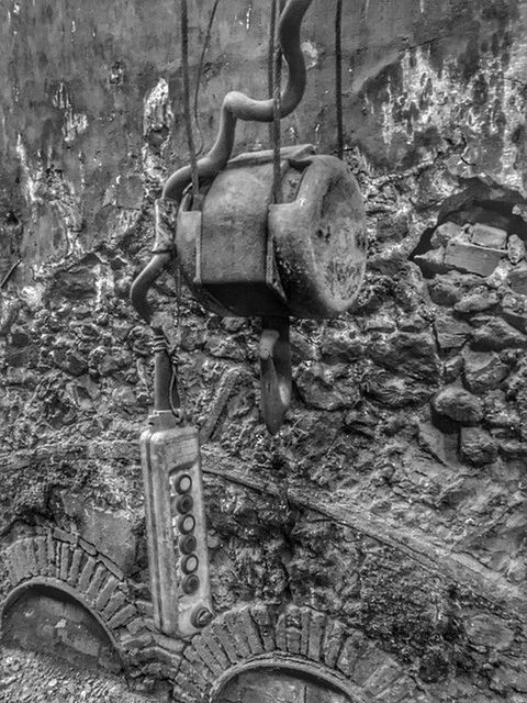 CLOSE-UP OF RUSTY CHAIN