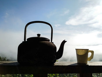 Kettle and coffee mug in the mist.