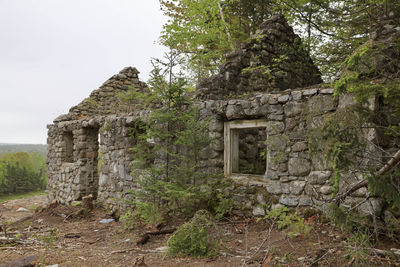 Old ruin building against sky