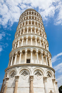 The leaning tower of pisa in a beautiful early spring day