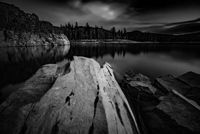 Panoramic view of lake and mountains against sky