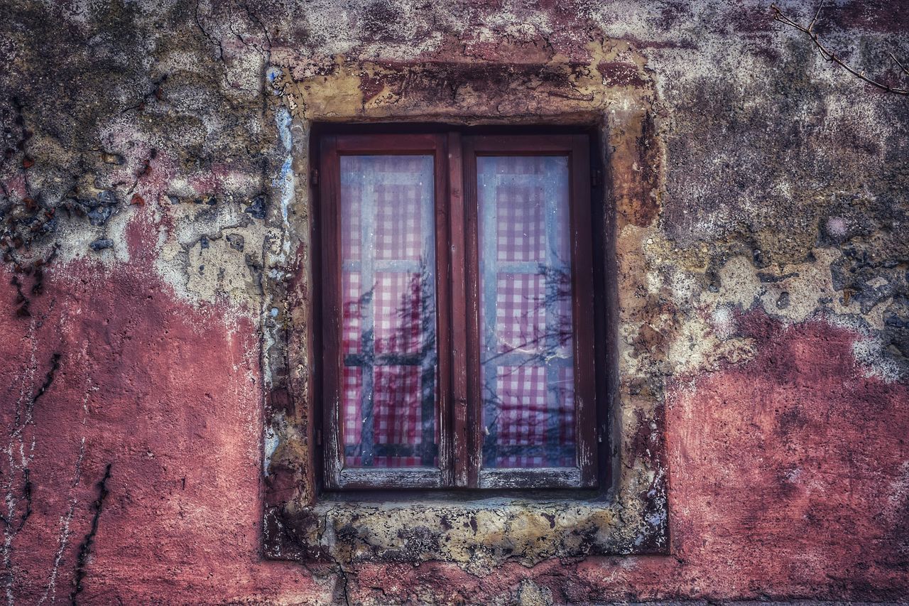 LOW ANGLE VIEW OF WINDOW ON ABANDONED BUILDING