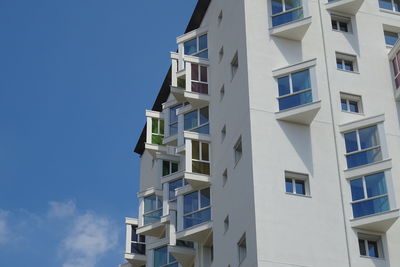 It is a building of social housing, a tower that develops 47 meters high with 14 floors.