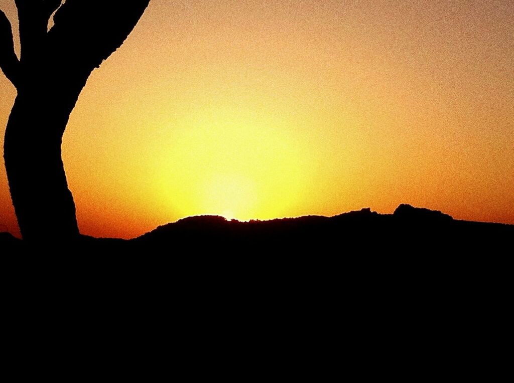 SCENIC VIEW OF SILHOUETTE MOUNTAIN AGAINST CLEAR SKY